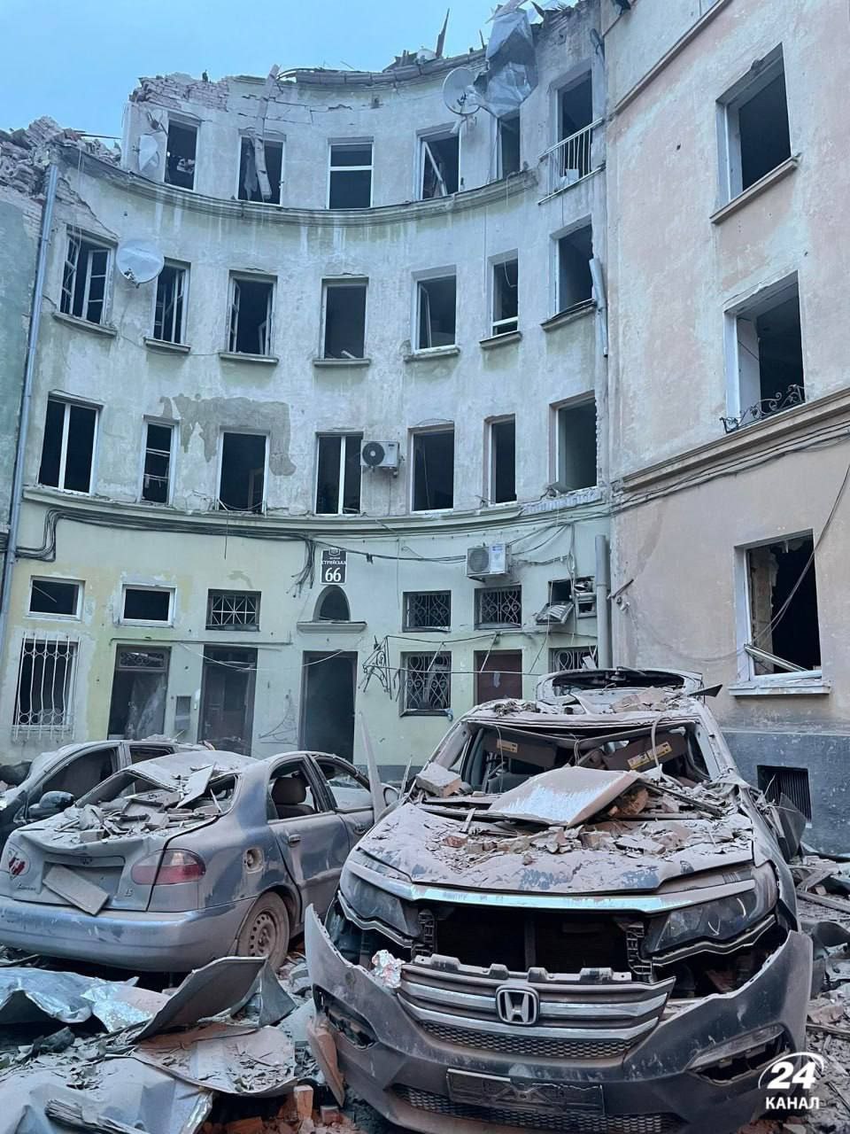 Ракетний удар по багатоповерхівці у Львові: що розповідають очевидці.