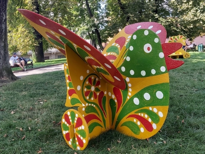 У львівському парку встановили великі дерев'яні яворівські забавки.