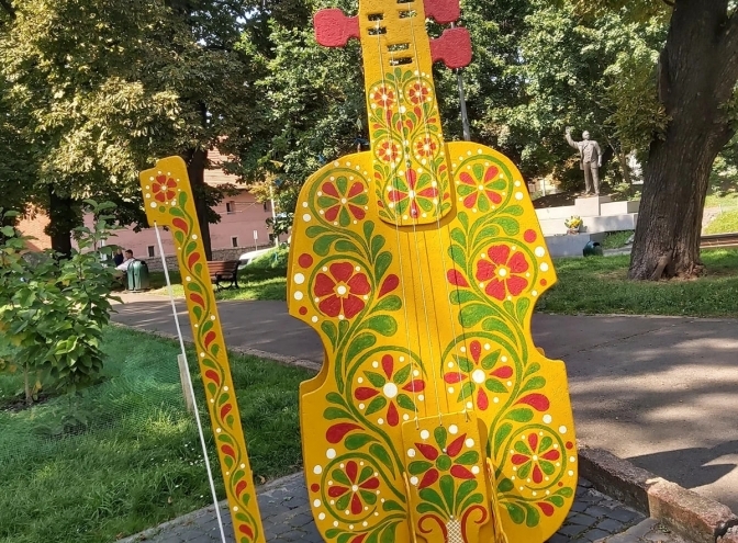 У львівському парку встановили великі дерев'яні яворівські забавки.