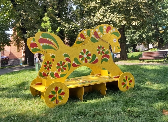 У львівському парку встановили великі дерев'яні яворівські забавки.