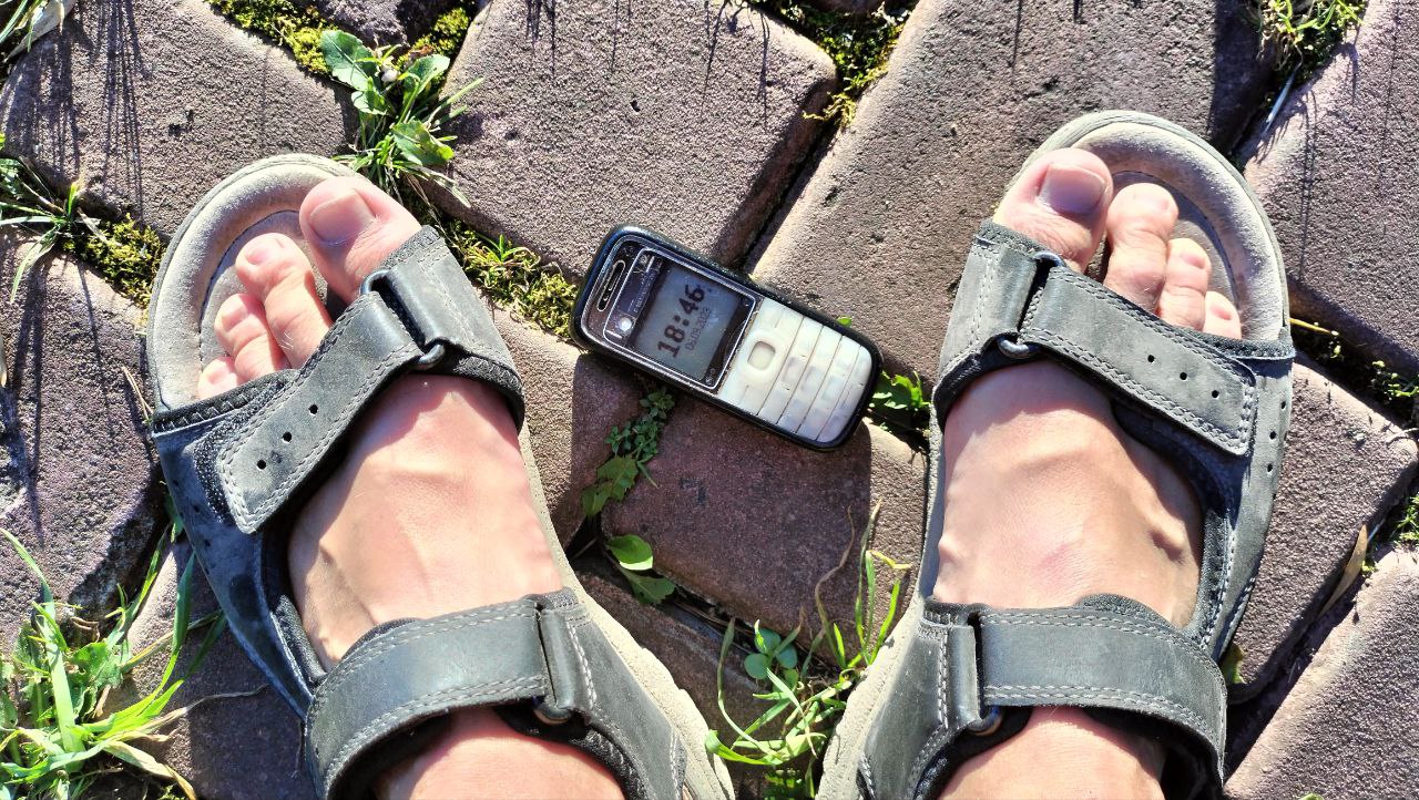 Босоніжки і кнопочний Nokia.