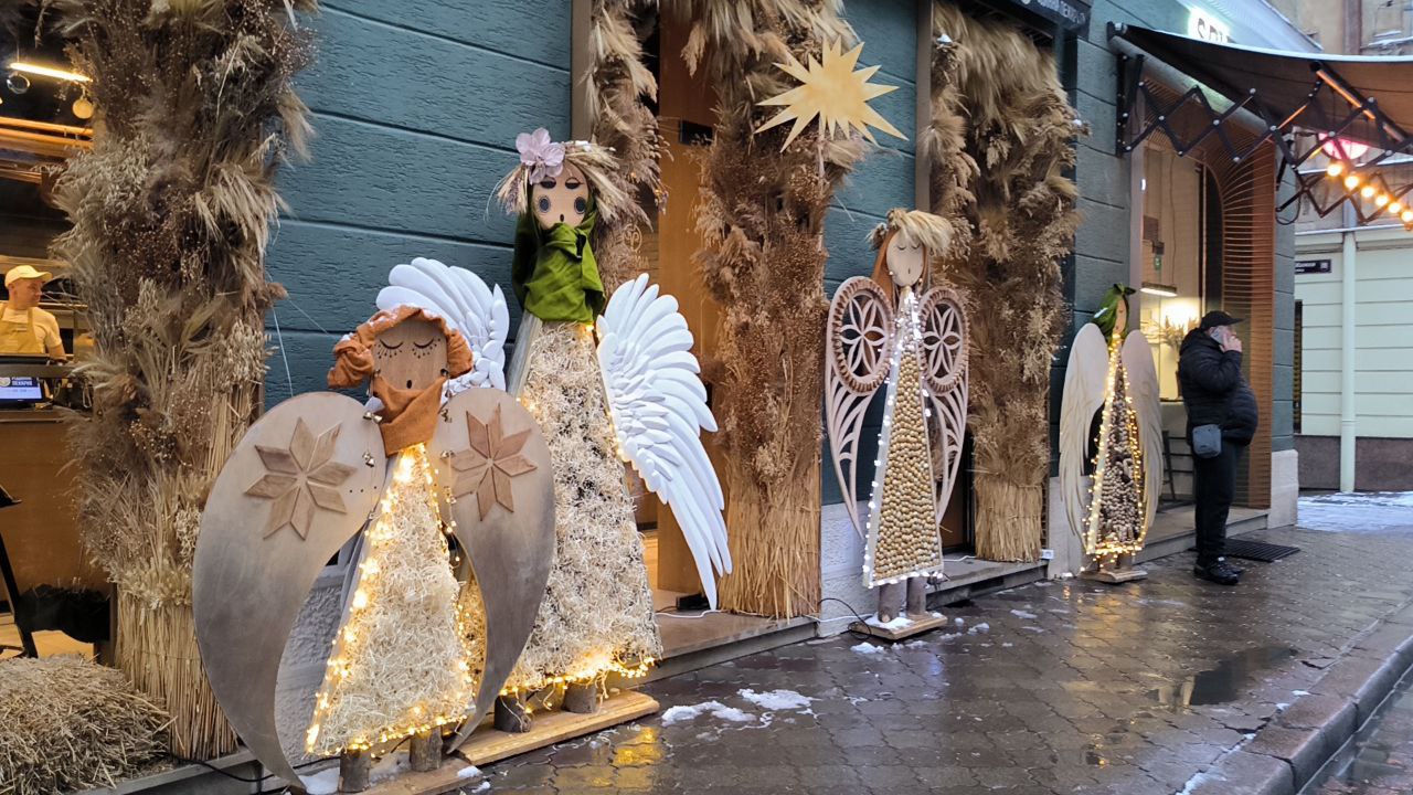 Янголи на вулиці Краківській у Львові.