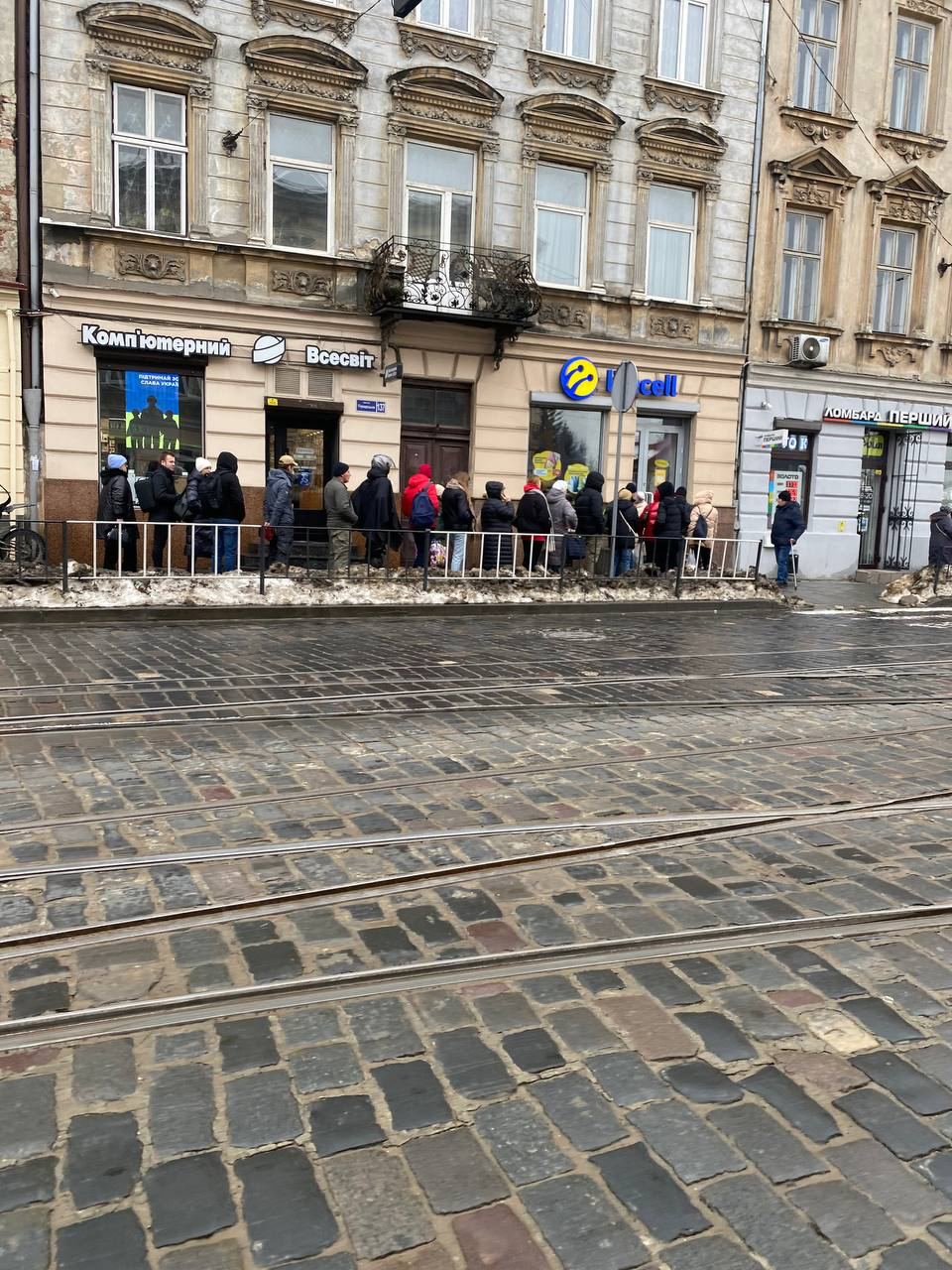 За чим стоять: у Львові виникли довгі черги.