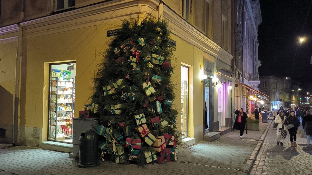 Ялинка на розі.