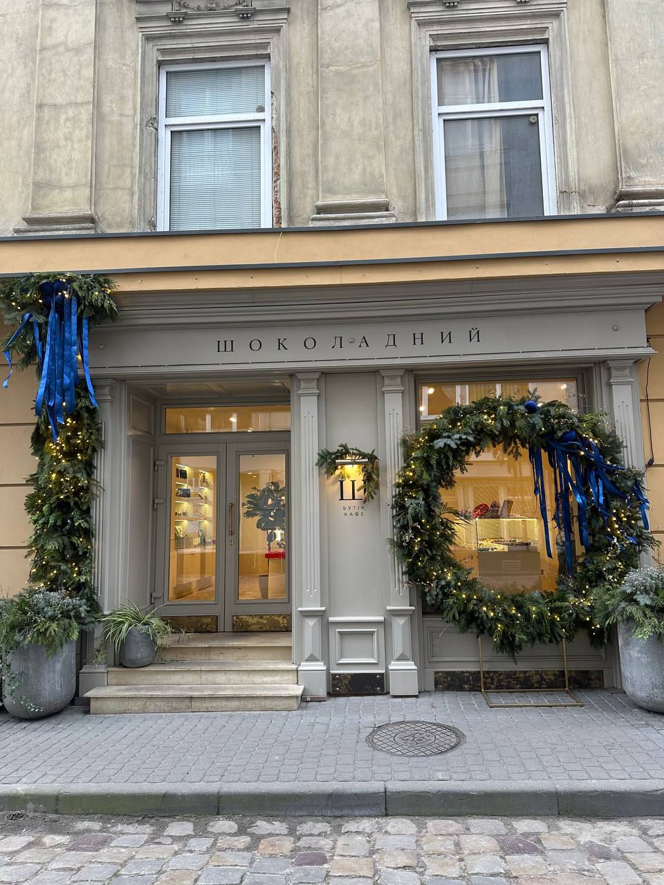 Багато хвої і теплого світла.