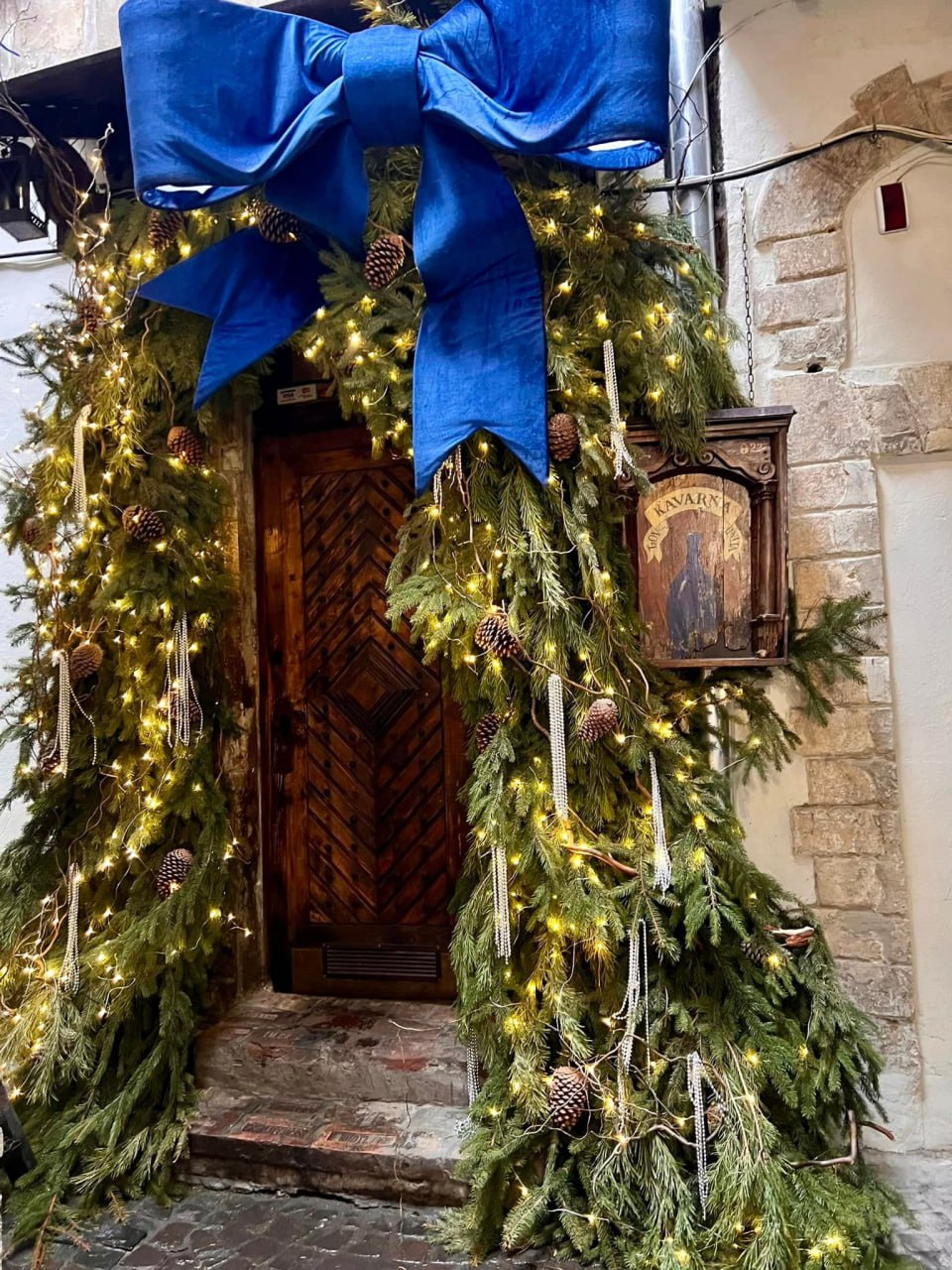 Під синім бантом.