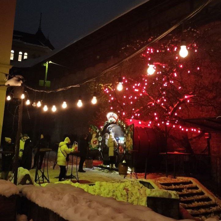 Ліхтарики кольору стиглої вишні.