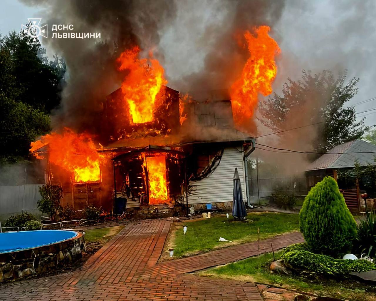 На Львівщині сусіди врятували з палаючого будинку жінку.