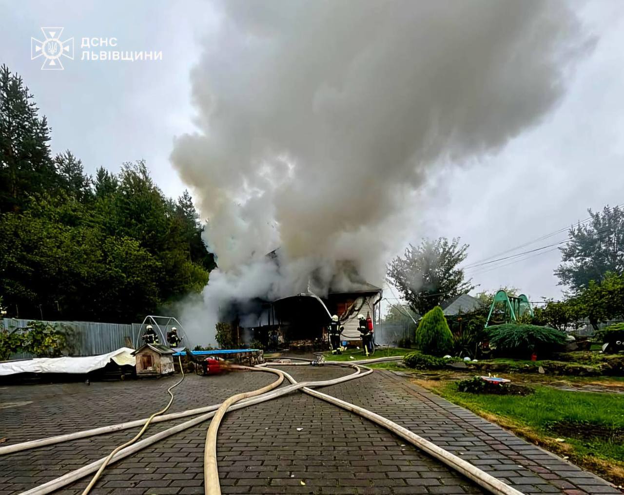На Львівщині сусіди врятували з палаючого будинку жінку.