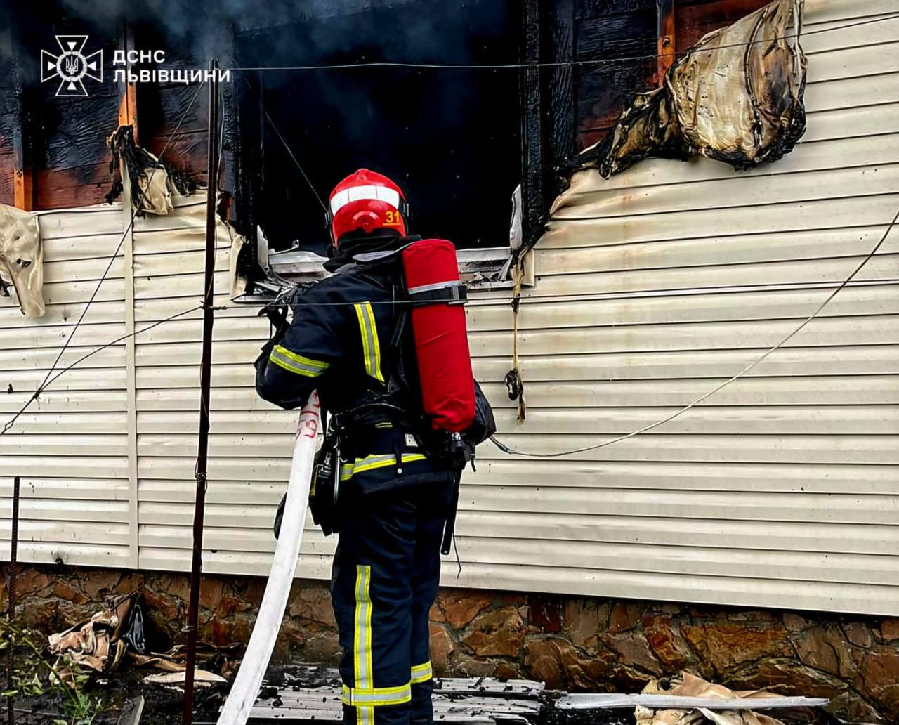 На Львівщині сусіди врятували з палаючого будинку жінку.