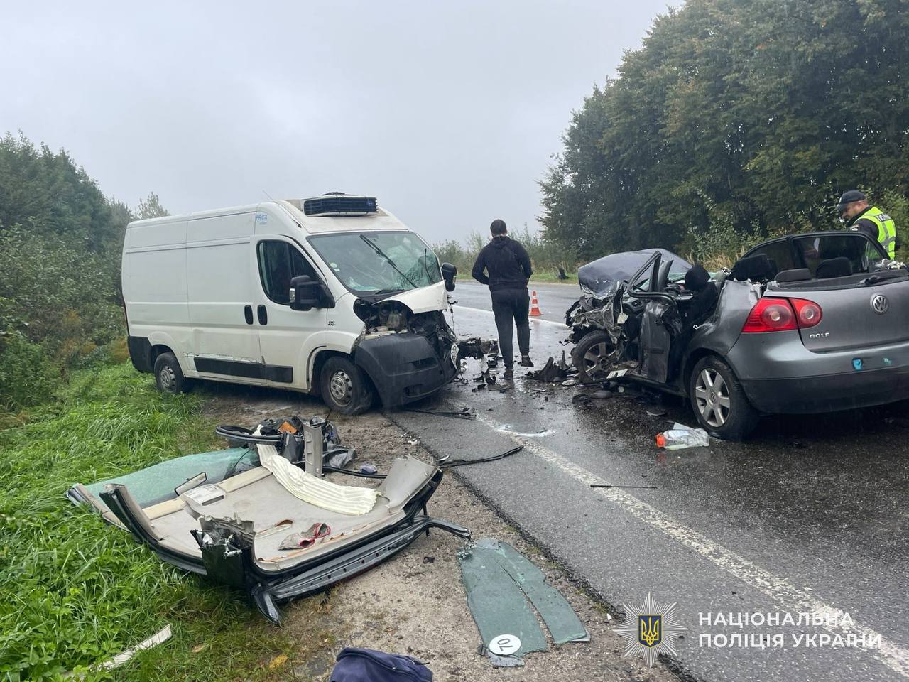 Біля Львова зіткнулися легковий автомобіль і бус: фото з місця ДТП.