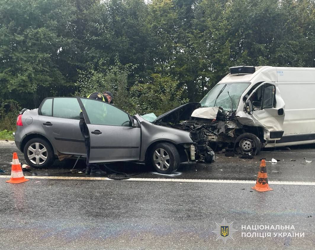 Біля Львова зіткнулися легковий автомобіль і бус: фото з місця ДТП.