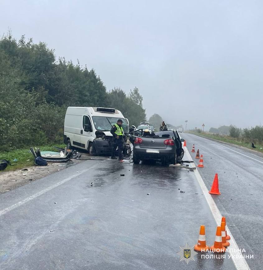 Біля Львова зіткнулися легковий автомобіль і бус: фото з місця ДТП