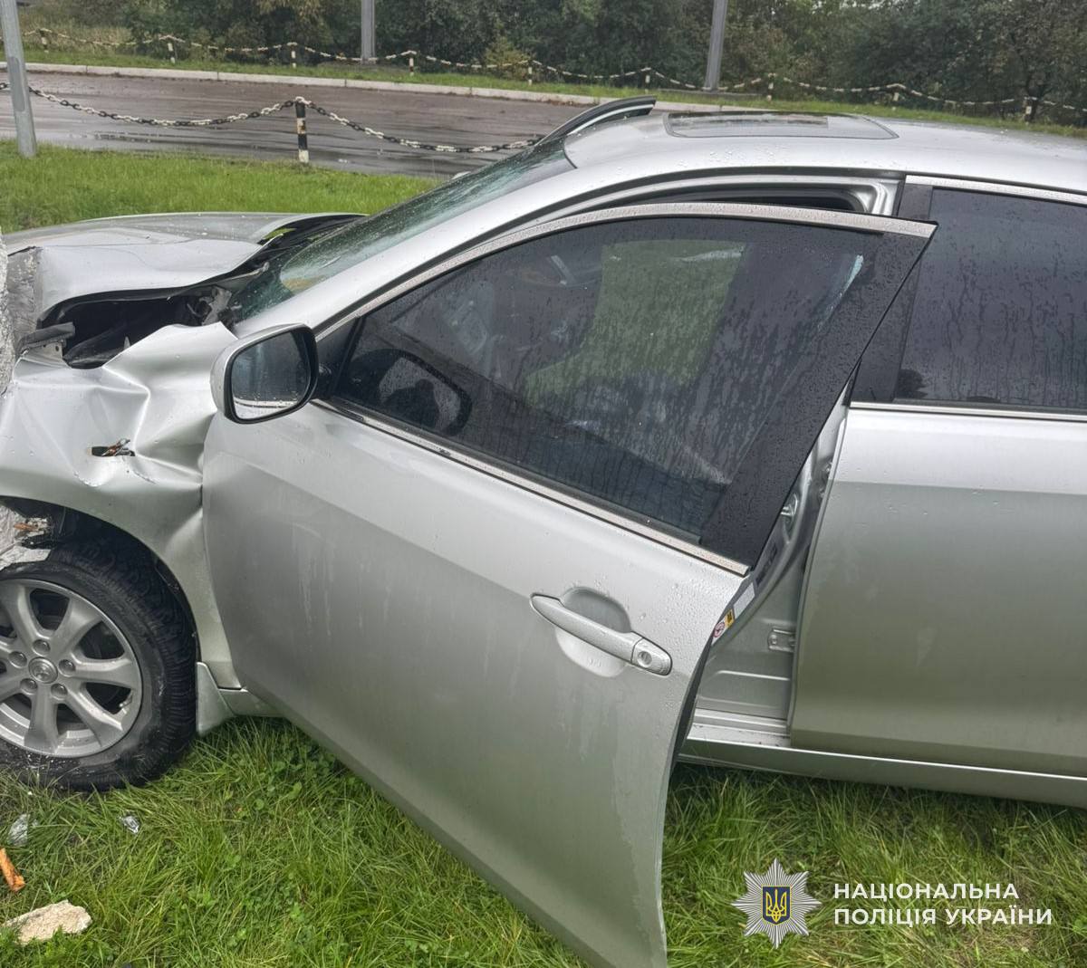 У Шептицькому водій раптово помер за кермом, автомобіль в’їхав у пам'ятник: фото.