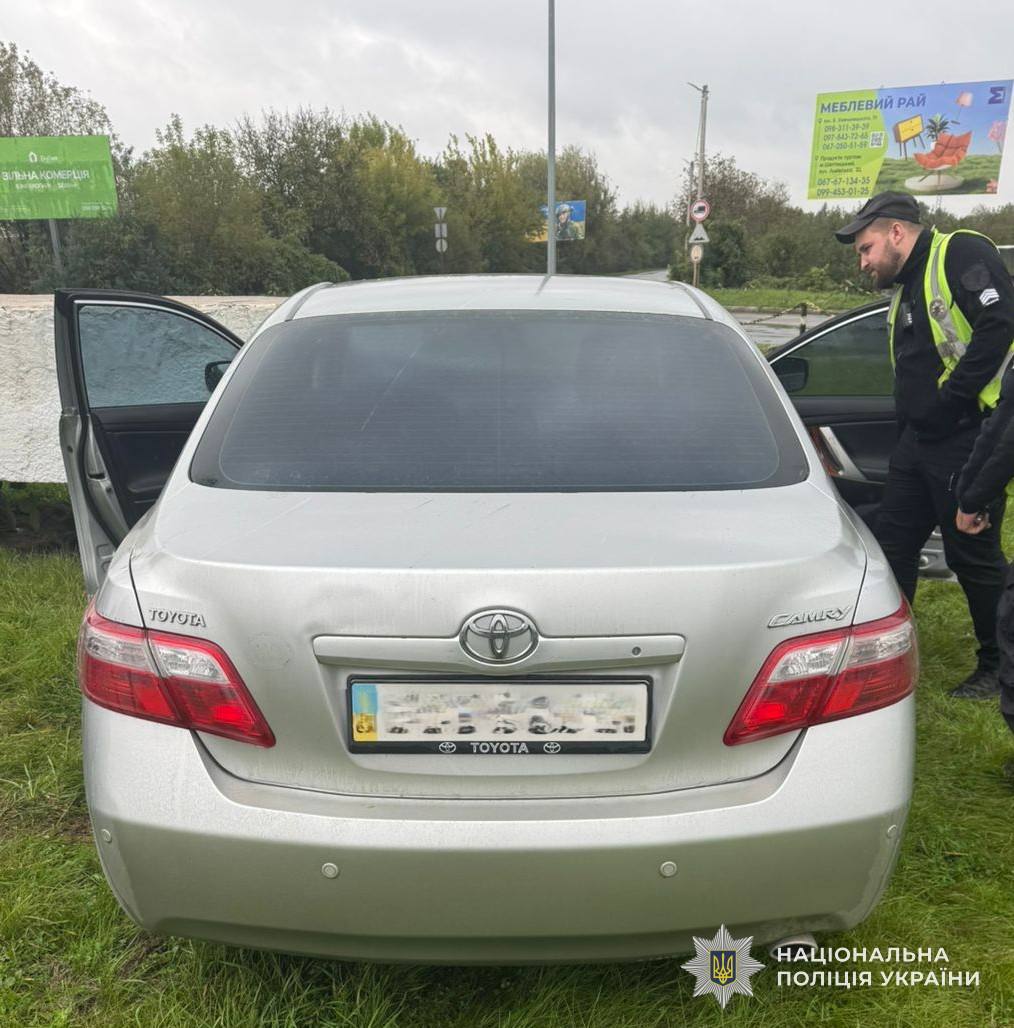 У Шептицькому водій раптово помер за кермом, автомобіль в’їхав у пам'ятник: фото.