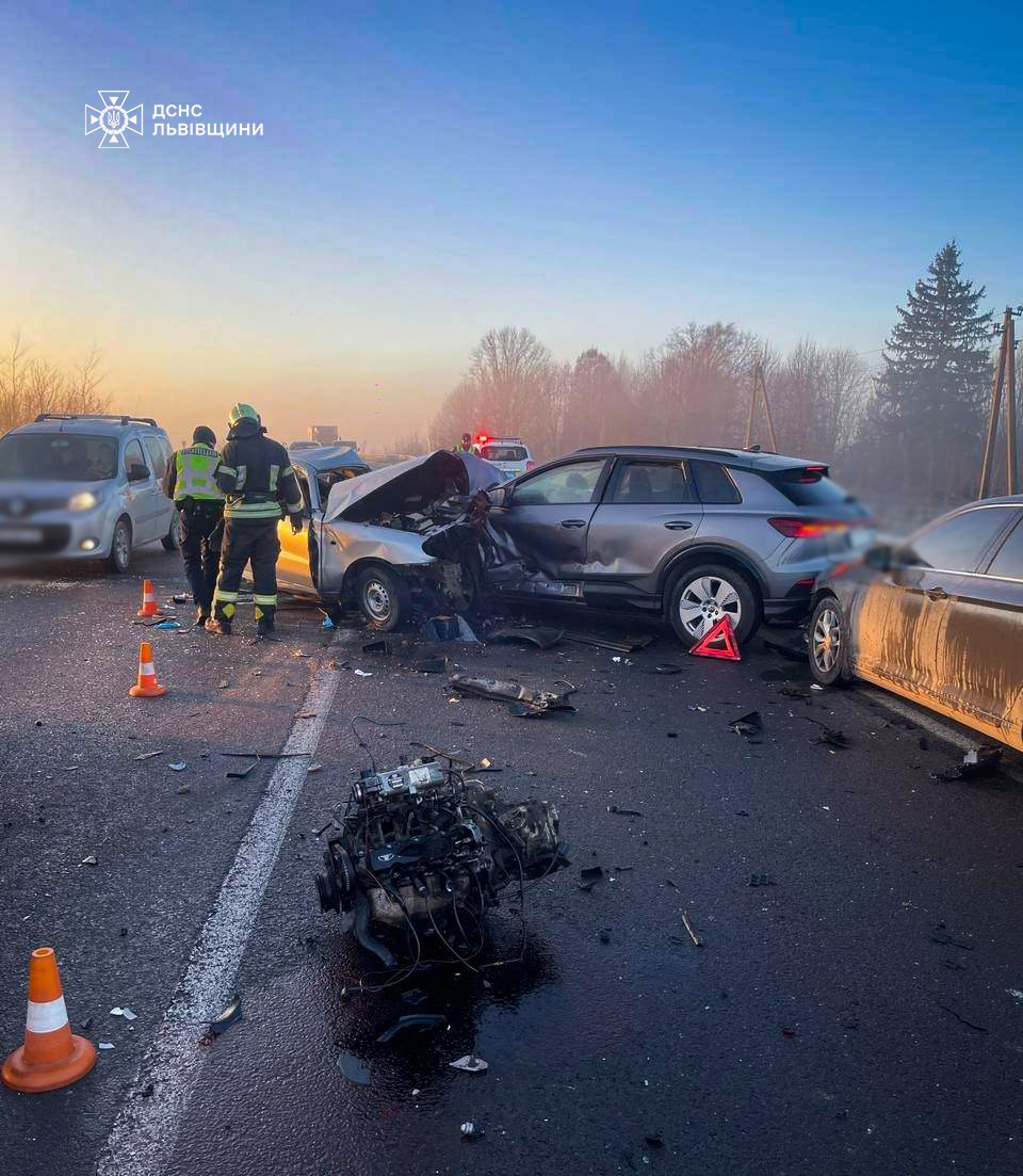 На Львівщині сталася смертельна потрійна ДТП: фото.