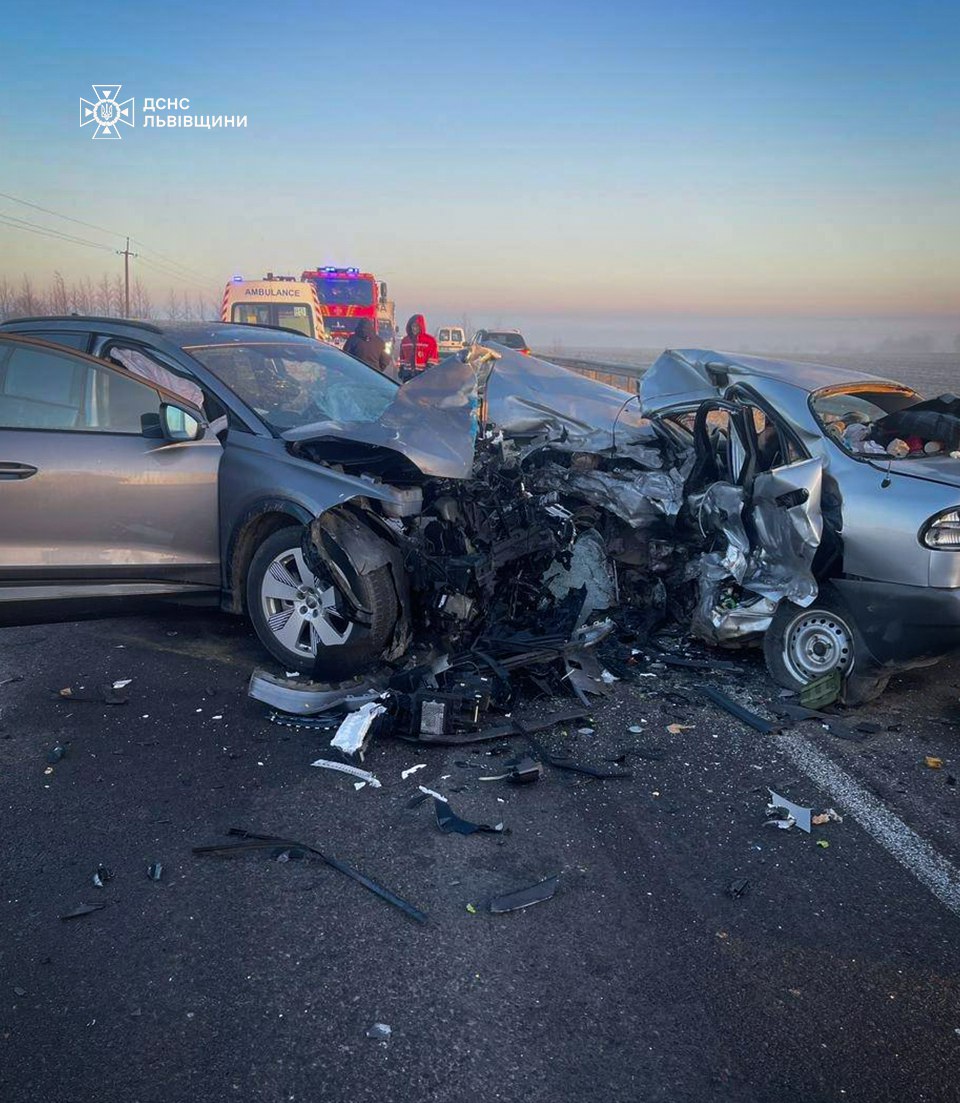 На Львівщині сталася смертельна потрійна ДТП: фото.