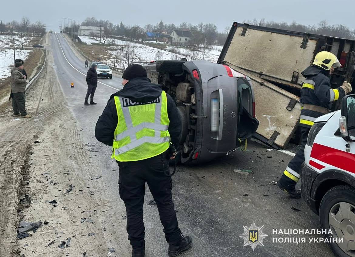 Біля Львова сталася смертельна аварія за участі вантажівки: фото з місця ДТП.