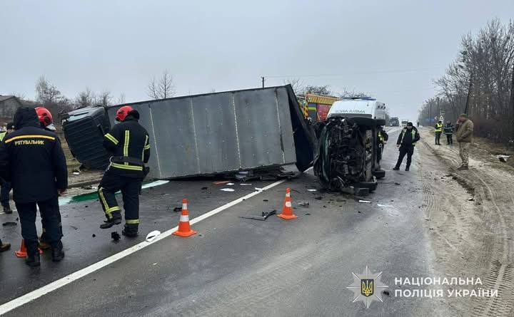 Біля Львова сталася смертельна аварія за участі вантажівки: фото з місця ДТП.
