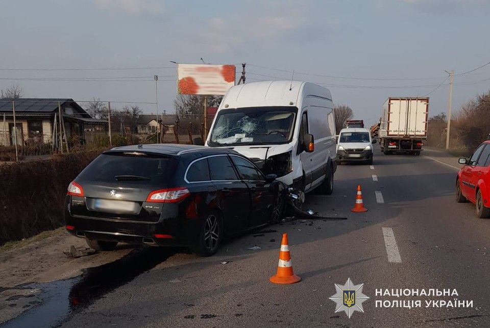 У Сільці зіткнулися два автомобілі, постраждали четверо людей: фото.