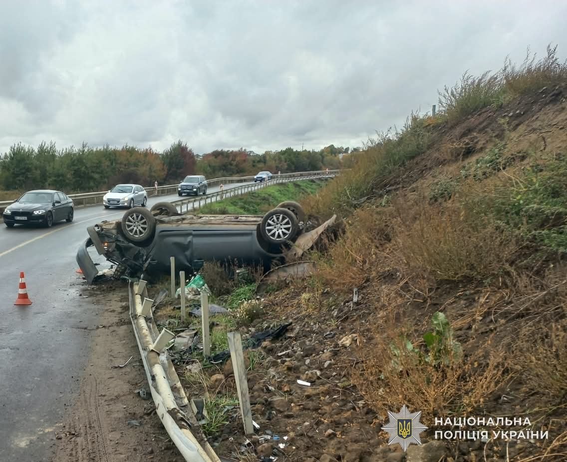 Біля Львова перекинувся автомобіль: фото.