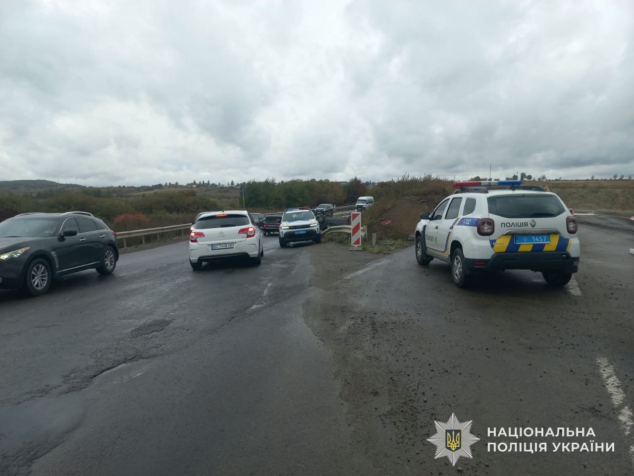 Біля Львова перекинувся автомобіль: фото.