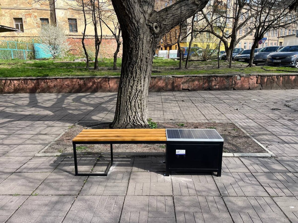 Відпочити та підзарядитися: Де у Львові є лавки з сонячними батареями.