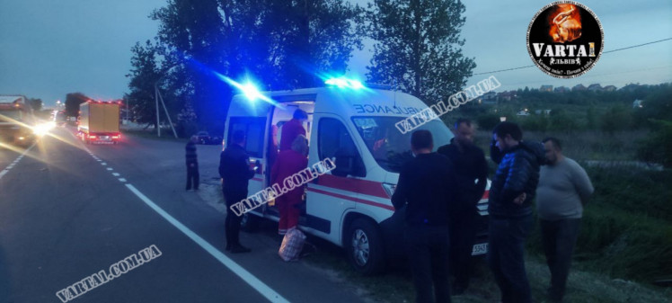 Біля Малехова автомобіль розтрощив відбійник і перекинувся у кювет. Фото: Варта 1.