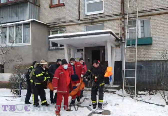 З пожежі у квартирі львівської п'ятиповерхівки врятували жінку. Фото: Тvoemisto.tv.