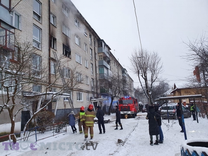 З пожежі у квартирі львівської п'ятиповерхівки врятували жінку. Фото: Тvoemisto.tv.