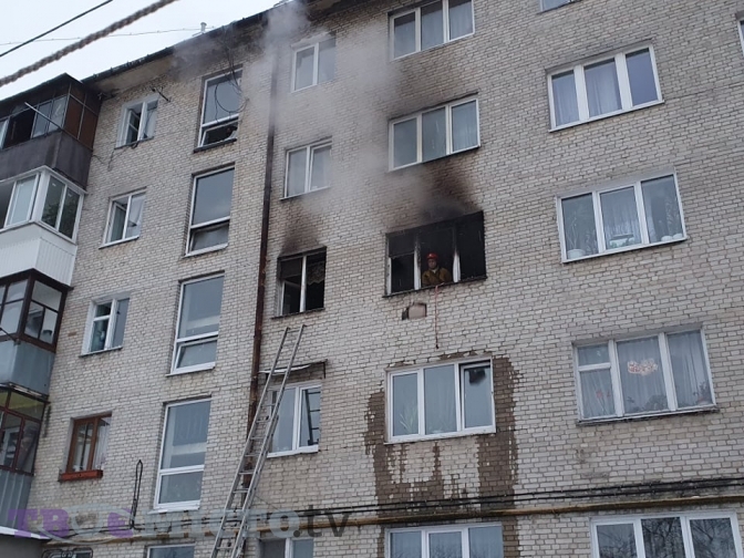 З пожежі у квартирі львівської п'ятиповерхівки врятували жінку. Фото: Тvoemisto.tv.