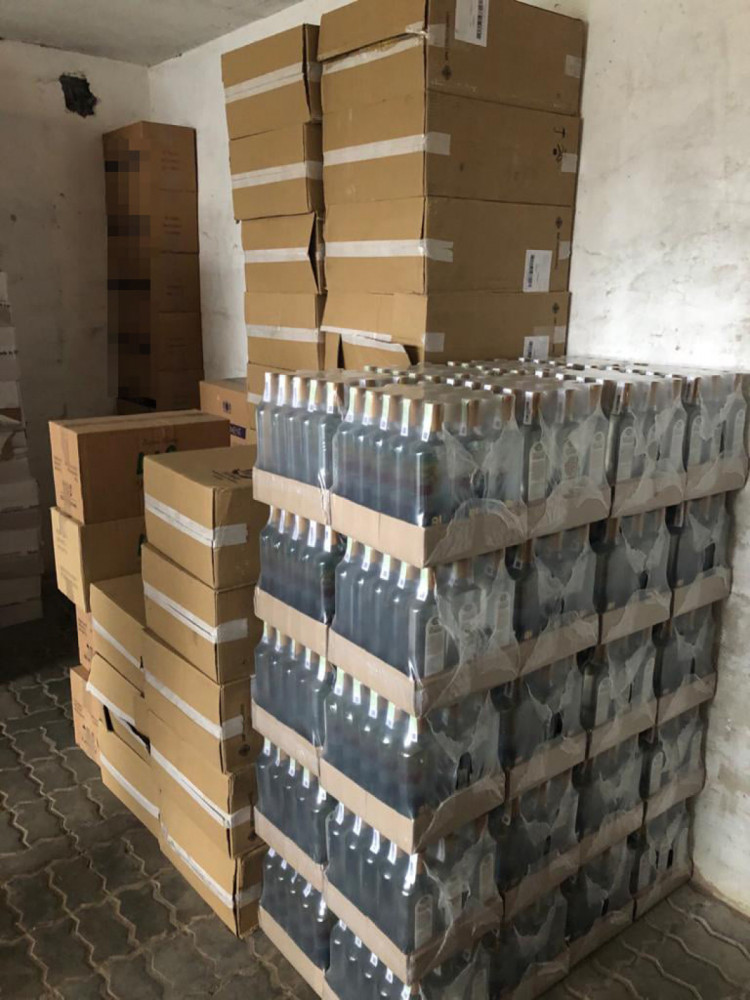 Біля Львова вилучили великі партії підробленого алкоголю і цигарок. Фото: поліція Львівщини