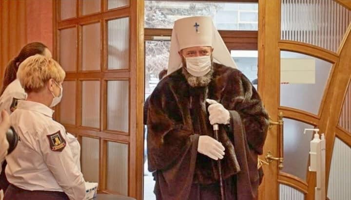 Гарно жити не заборонити: Митрополит Луцький і Волинський Михаїл «вигуляв» нову норкову шубу. Фото: 33 канал.