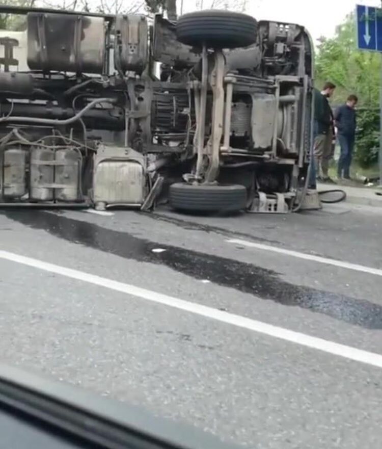 У Львові перекинувся сміттєвоз