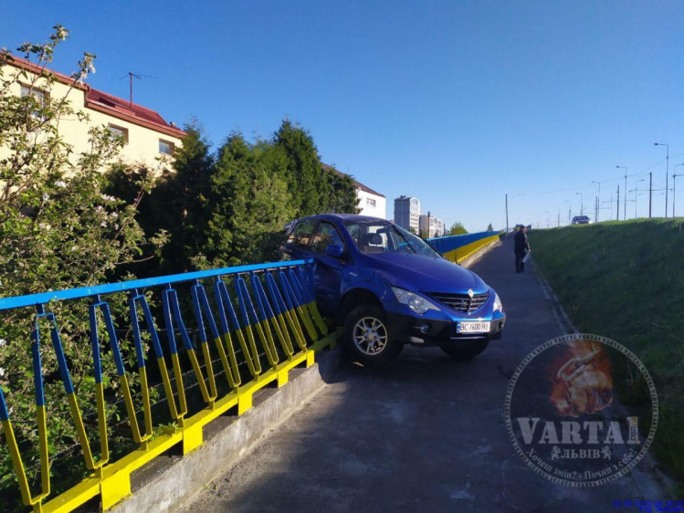 У Львові водія від смерті врятувала огорожа. Фото "Варта 1". 