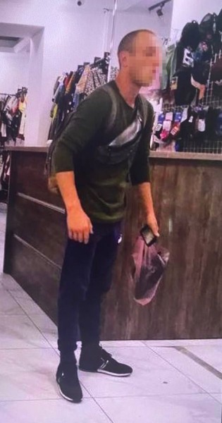 У Львові чоловік зайшов у магазин, взяв черевики з вітрини, взув і втік.