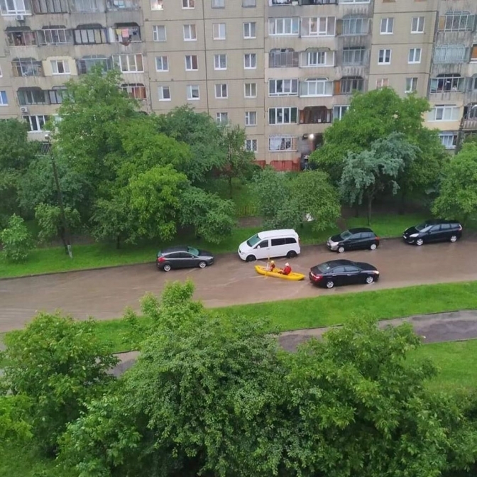 З маршрутки - на гумовий човен. Львів. 20 червня 2020 рік. Фото: Зручне місто.