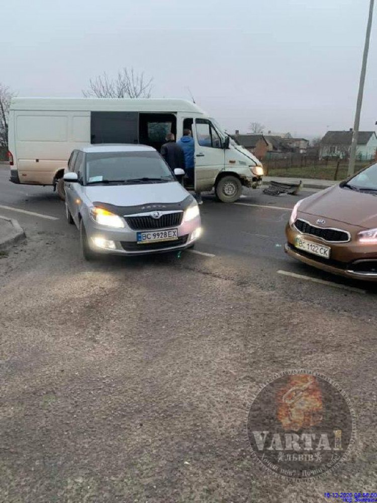 Масова ДТП біля Львова: один із автомобілів перекинуло на дах. Фото: Варта 1.