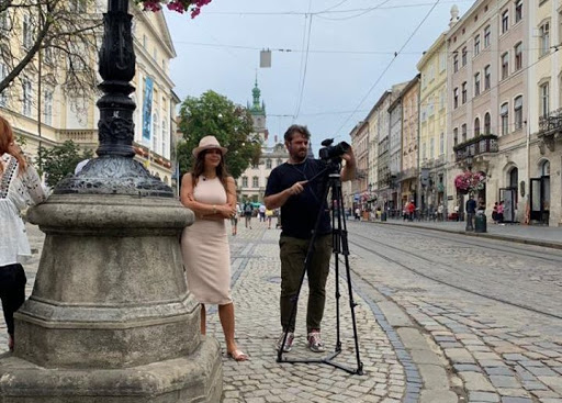 Турки зацікавилися Львовом: милуються вишиванками і смокчуть карамель. Фото: Lviv1256.com.