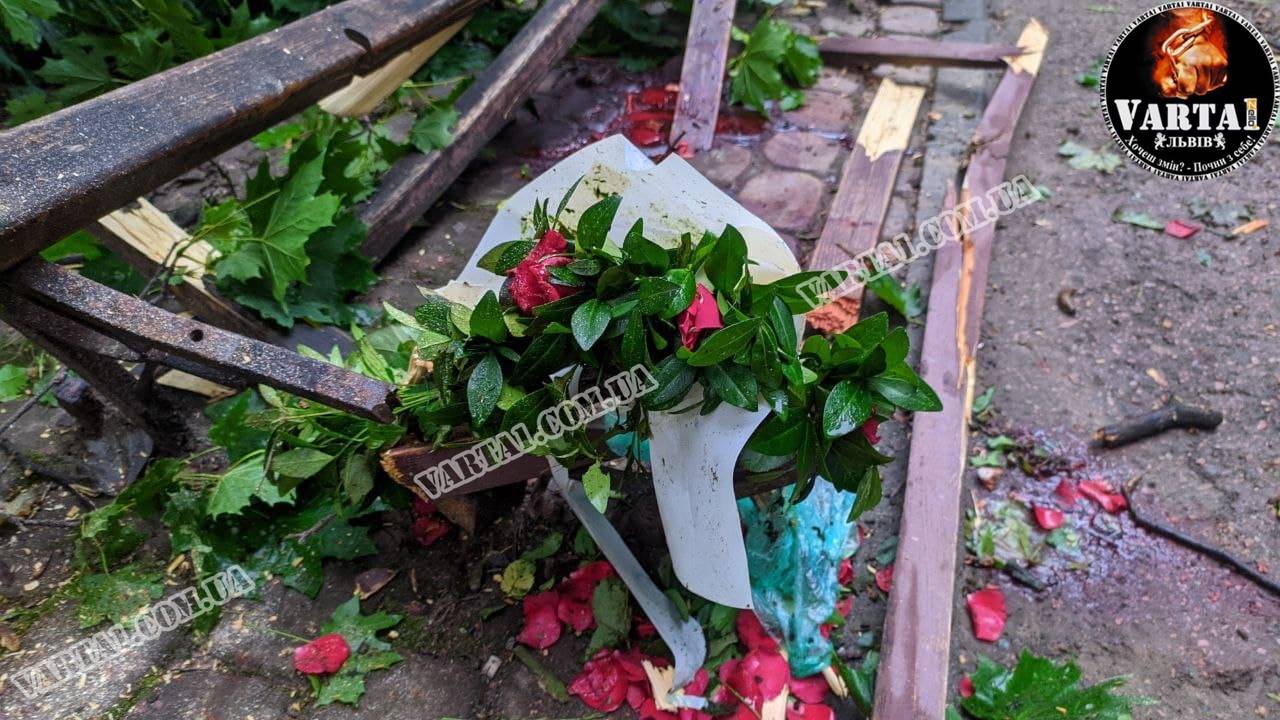 Внаслідок падіння дерева у Стрийському парку у Львові загинув курсант Львівської військової академії Андрій Свояк. Фото: Варта 1