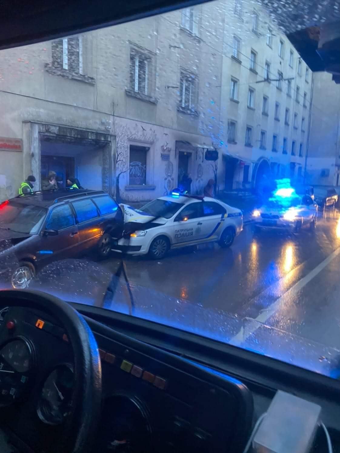 У Львові патрульні в'їхали у припарковані автомобілі