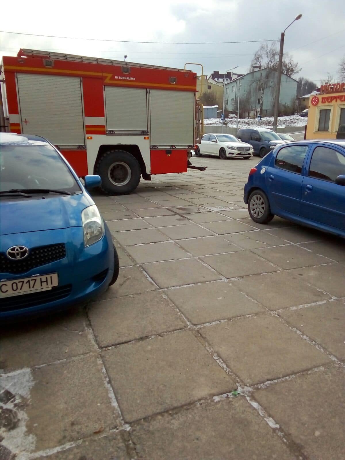 Через небезпеку вибуху надзвичайники евакуювали учнів львівської школи