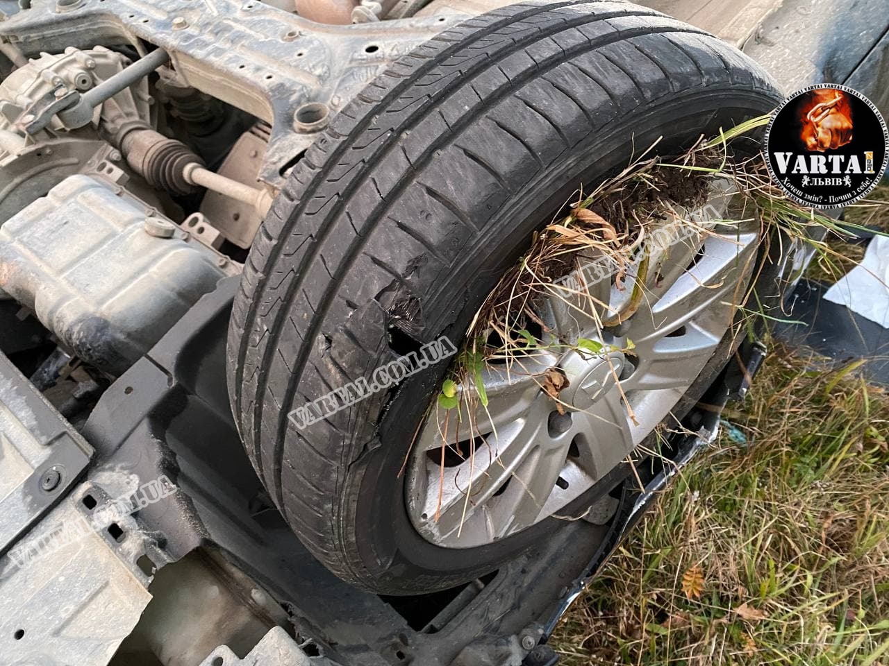 Біля Львова перекинувся автомобіль, є постраждалі. Фото: varta1.com.ua