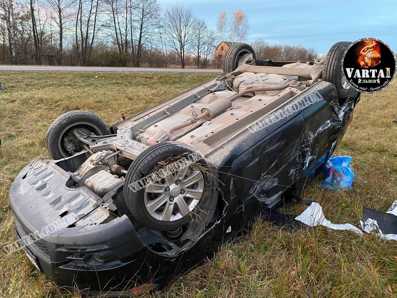 Біля Львова перекинувся автомобіль, є постраждалі. Фото: varta1.com.ua