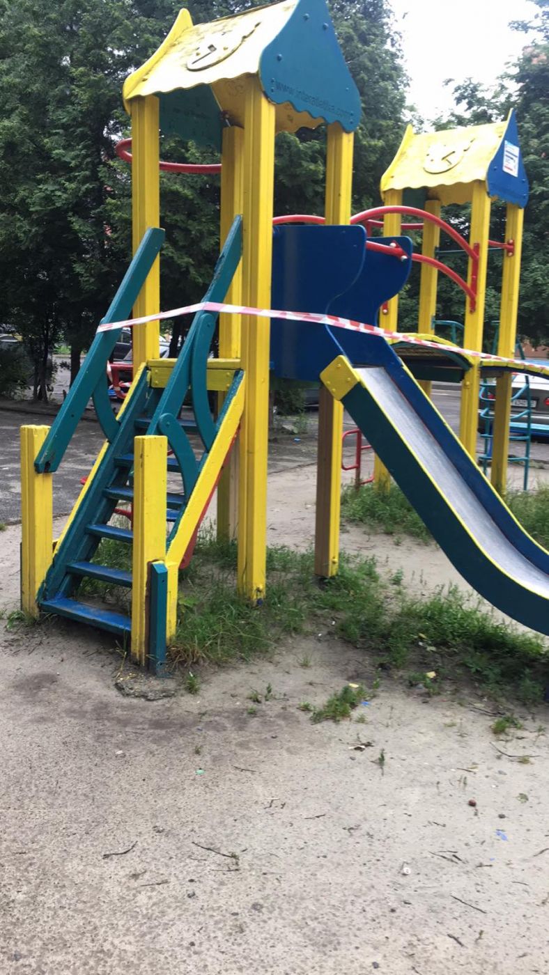 Дитячі майданчики обгородили після дезінфікування та просять обмежити їх відвідування. Фото: Львівська міськрада.