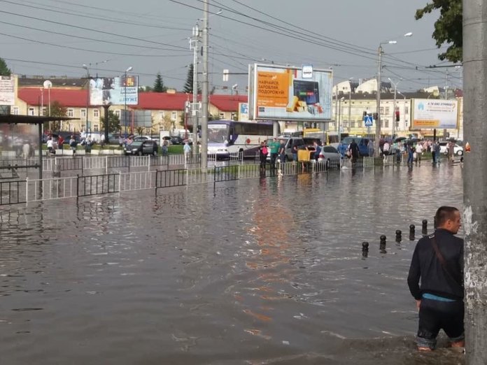 Площу привокзальну у Львові затопило || Фото: facebook.com/Varta1 - Варта1