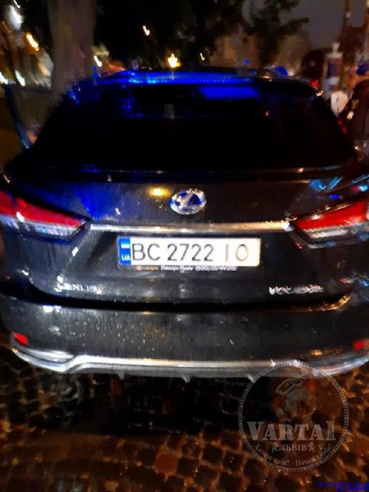 У центрі Львова зупинили п'яну водійку Lexus: хто це така і що про неї відомо. Фото: Сергій Канюка.