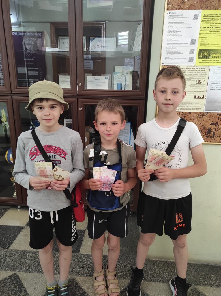 У Дрогобичі діти встановили блокпост і збирають гроші на ЗСУ з тих, хто не розмовляє українською.