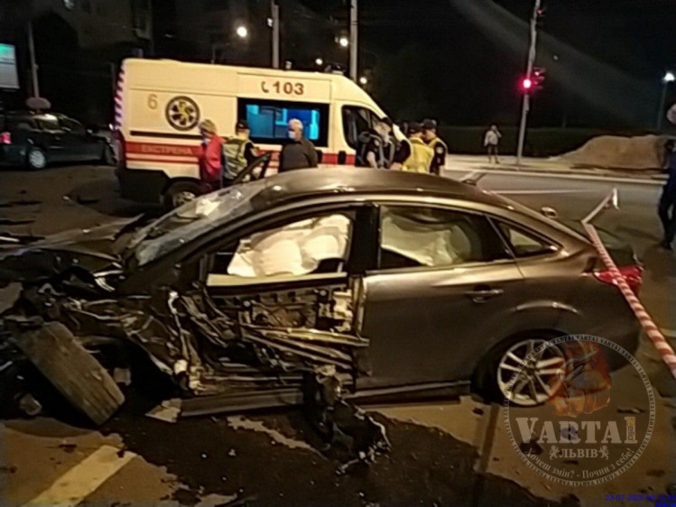 Аварія на перехресті Любінська-Виговського у Львові: Фото: Варта 1.
