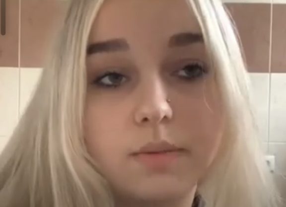 Учениця Новояворівського ліцею Львівської області, виклавши у ТікТок відео зграї собак і підписавши його "Пішли воювати за Україну", втрапила у великий скандал. Фото: скріншот із відео